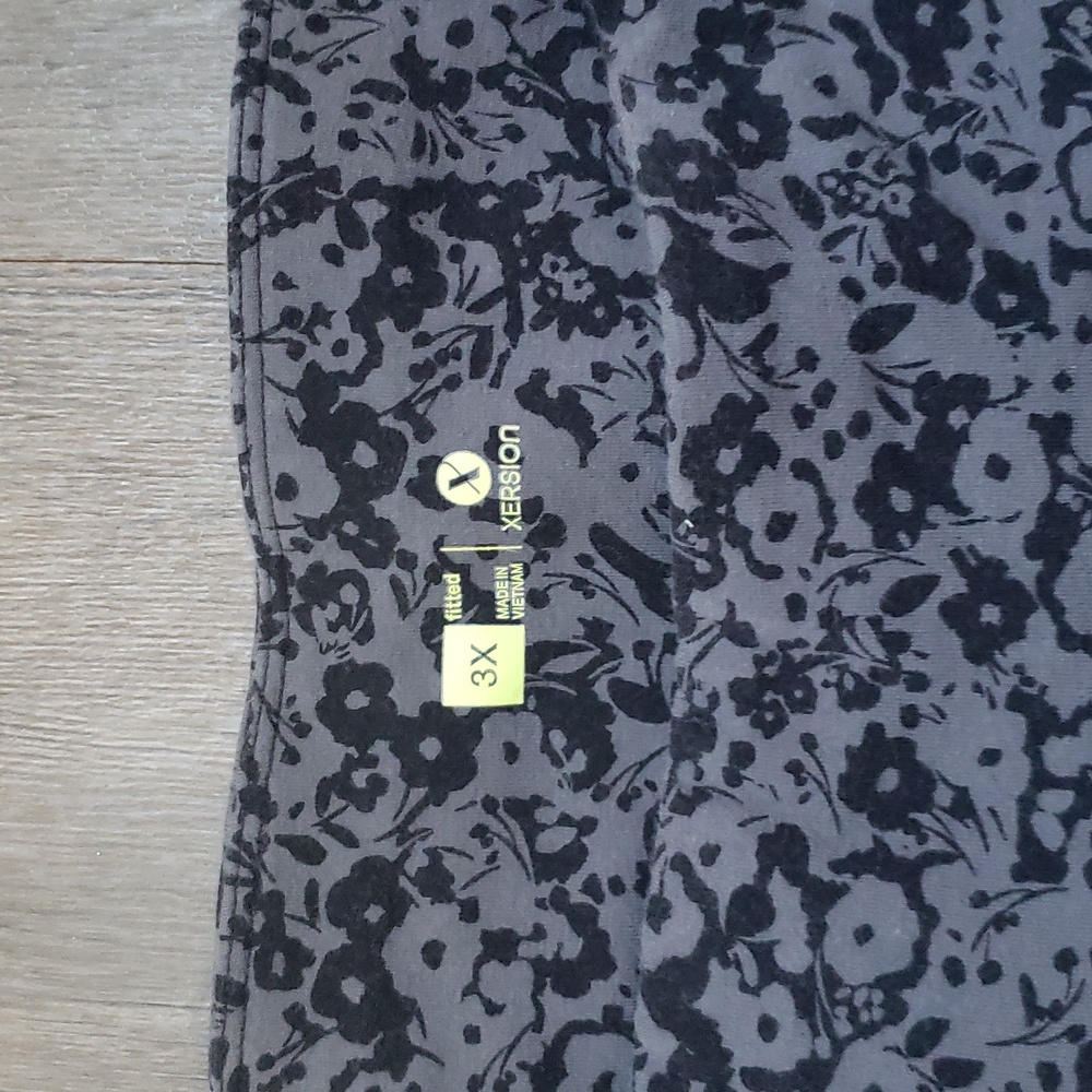 Xersion stretchy floral black colored leggings - Picture 2 of 14